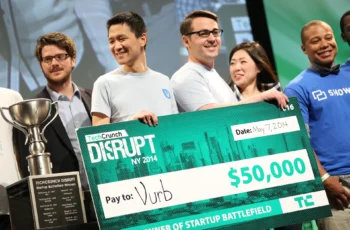 TechCrunch Startup BattleField 200 participants pitching on stage.