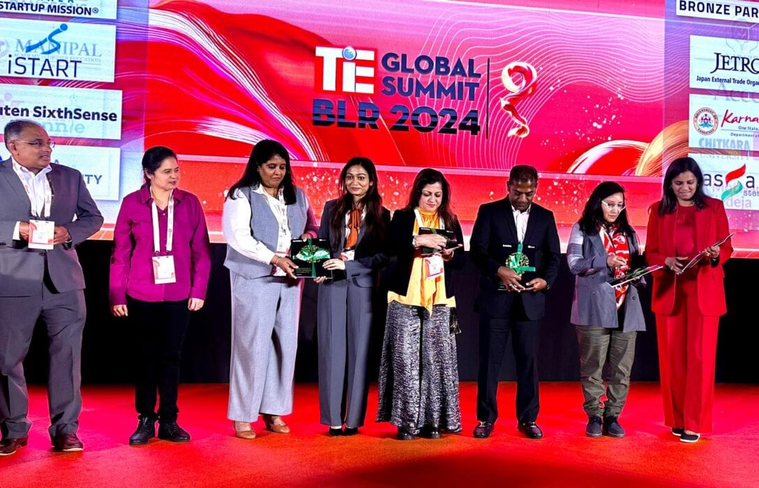 People receiving awards at the SMEPEAKS Global Summit BRL 2024 event, showcasing networking and recognition among entrepreneurs and business leaders.